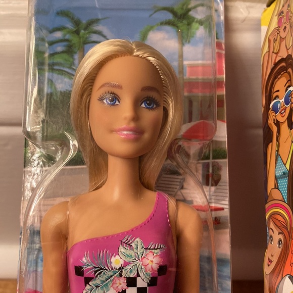 Barbie & some guy at the Beach - Picture 3 of 5